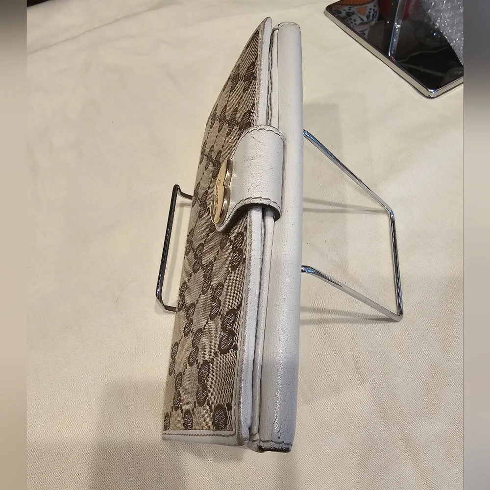 Vintage Gucci Wallet with Heart Detail - Picture 3 of 15